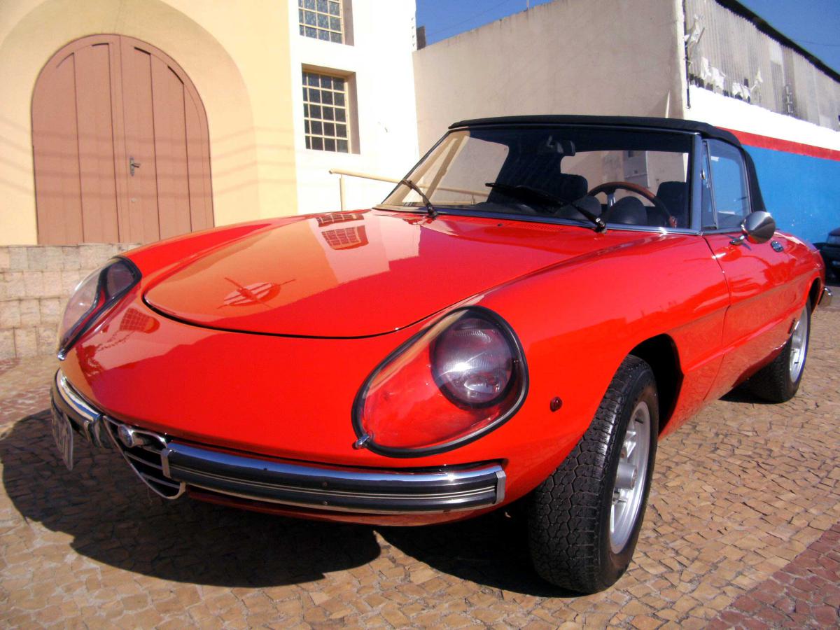 Alfa Romeo conversível vermelho