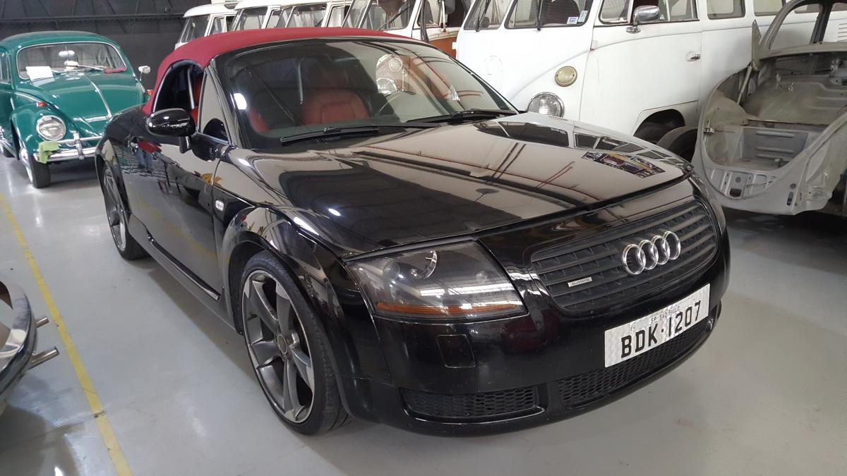 Audi TT preto e vinho